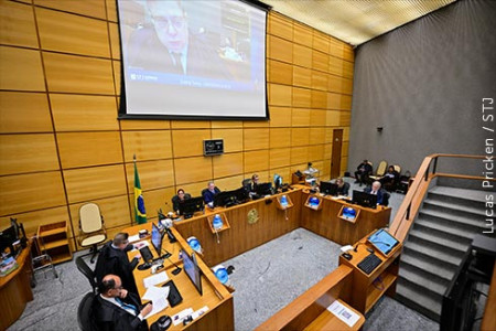 Alteração de paternidade em registro civil de criança exige ação própria e não pode ser feita por acordo